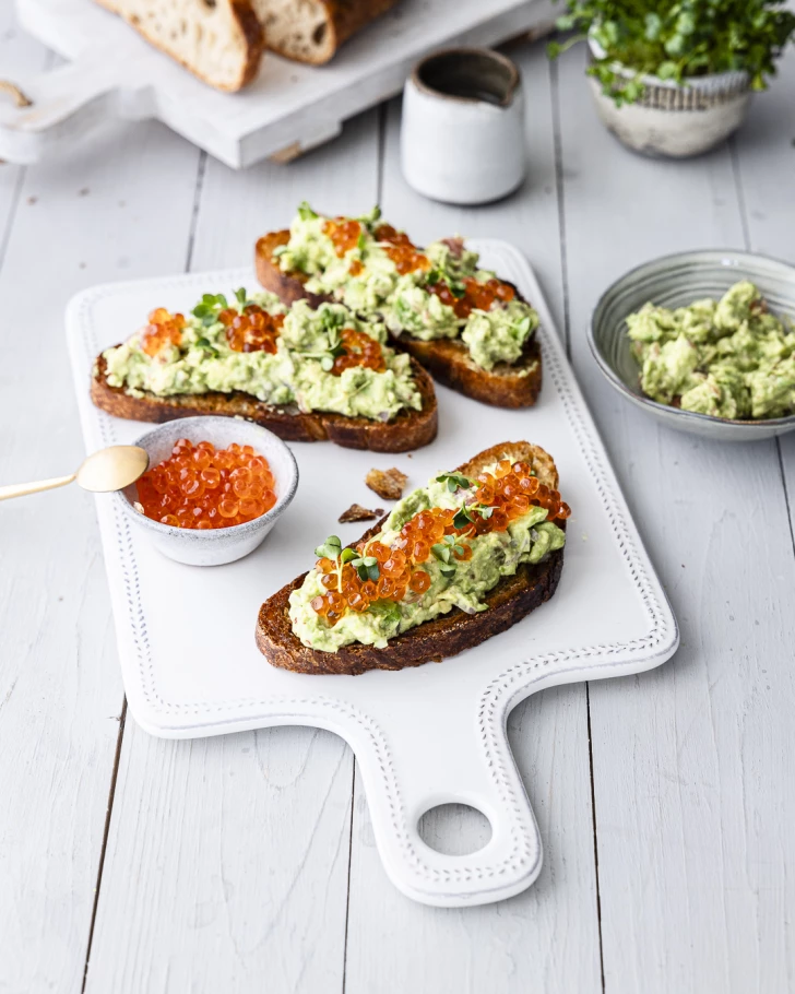 202501_Smashed avocado on bread with Salmon Roe_mk2_1 (1)